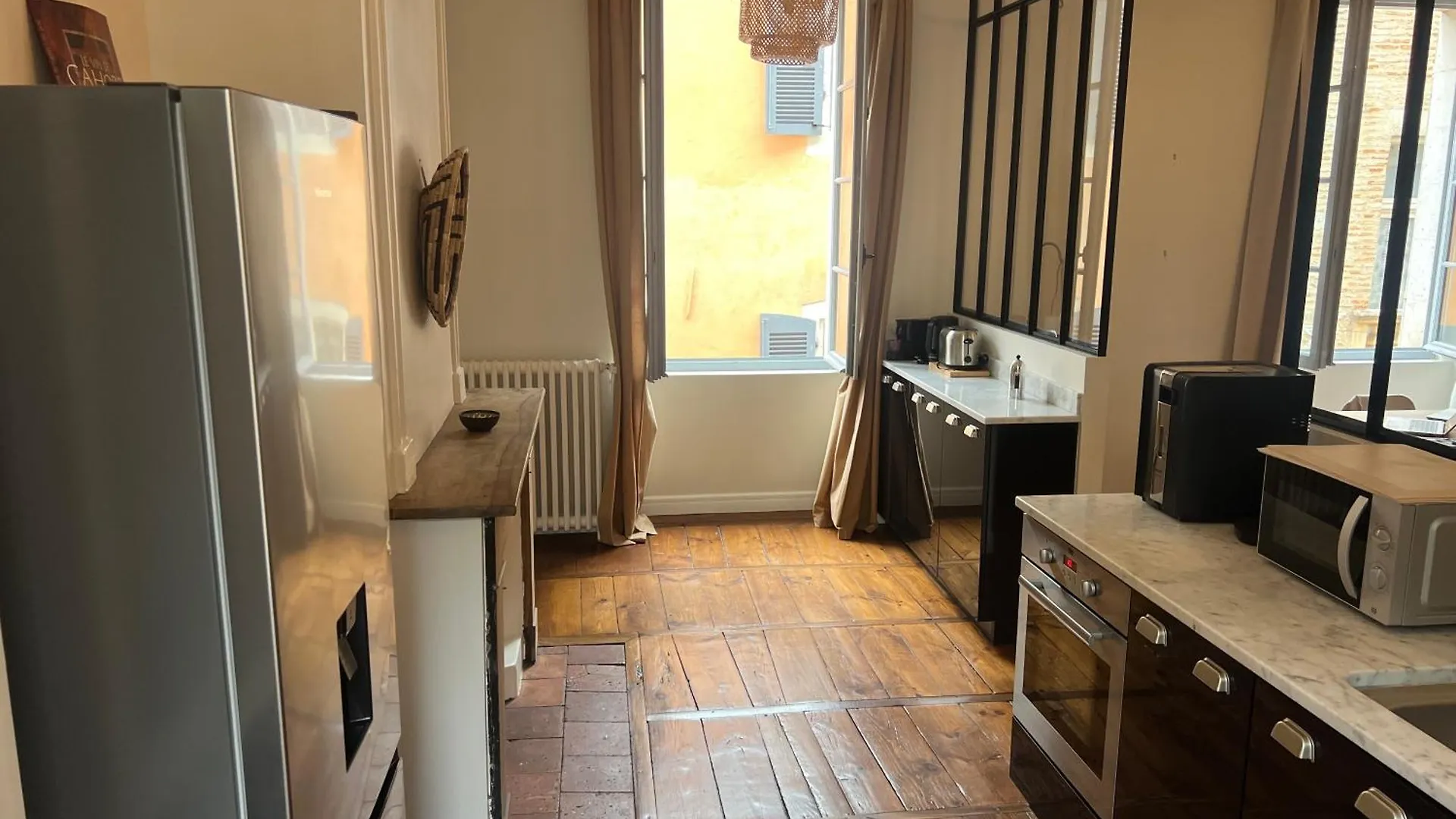 Beautiful Accommodation - Hypercentre Marketplace contacts